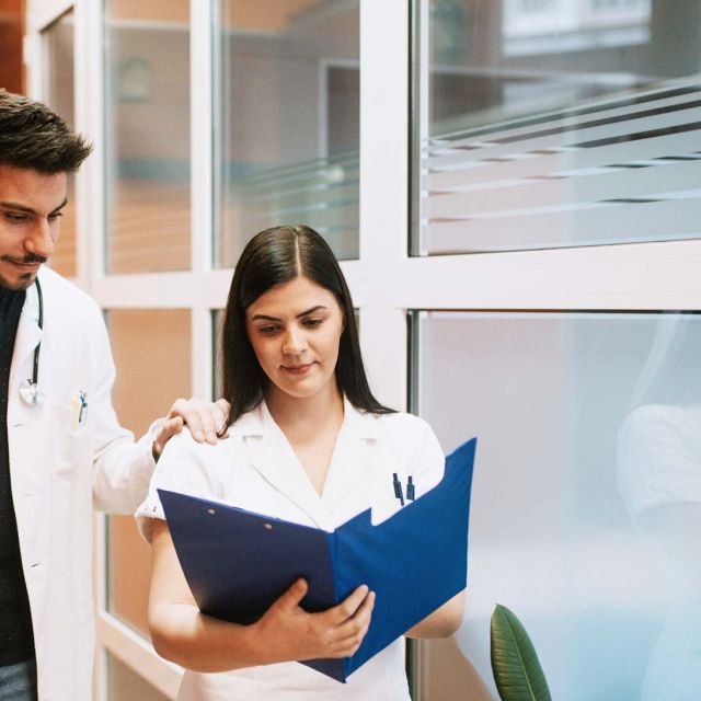 Specijalistički psihijatrijski pregled - doktori pregledaju dokumente