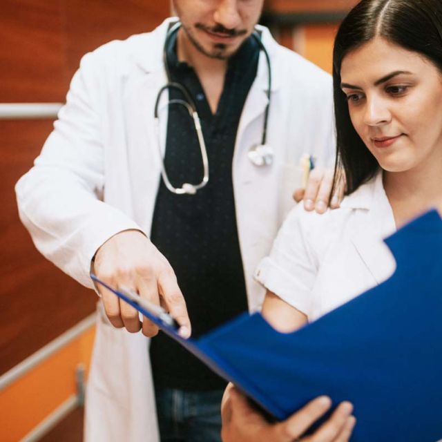 Specijalistički psihijatrijski pregled - doktorka i doktor pregledaju dokumenta