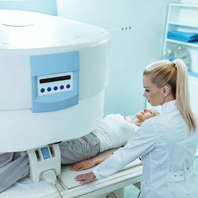 Magnetna rezonanca - pacijent i doktorka