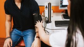 Razumevanje hipertenzije: uzroci, simptomi i lečenje