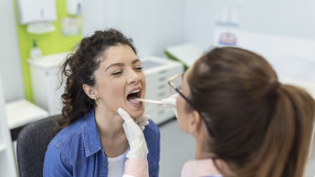 Tumor larinksa: Uzroci, simptomi i lečenje